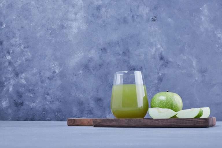 green-apple-slices-with-glass-juice-min